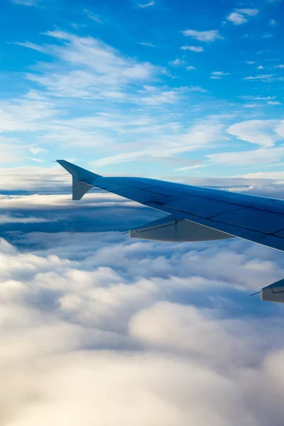Blauwe Wolken Lucht Vliegtuig Vleugel Natuurlijke Cloudscape Achtergrond — Stockfoto