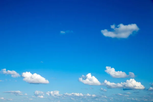 Cielo Azul Con Nubes Cúmulos Blancas — Foto de Stock