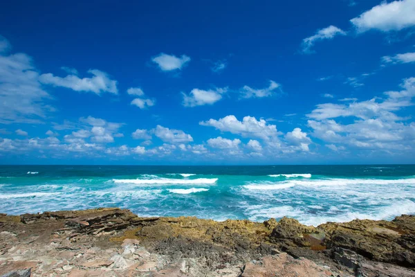 海の波は メキシコの野生の石のビーチの岩の上にクラッシュします 熱帯の海をリラックスします — ストック写真