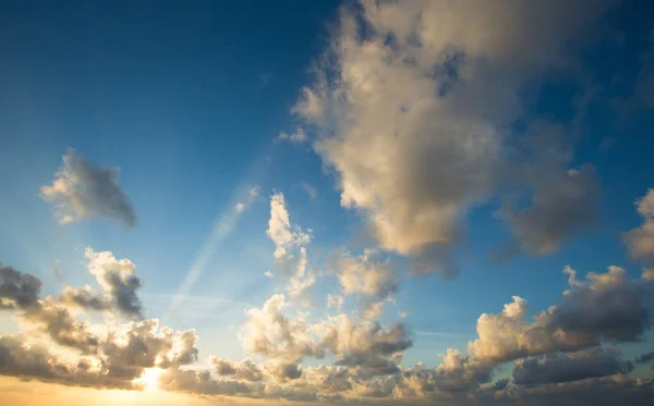 Zonsondergang Met Zonnestralen Hemel Met Wolken Zon — Stockfoto