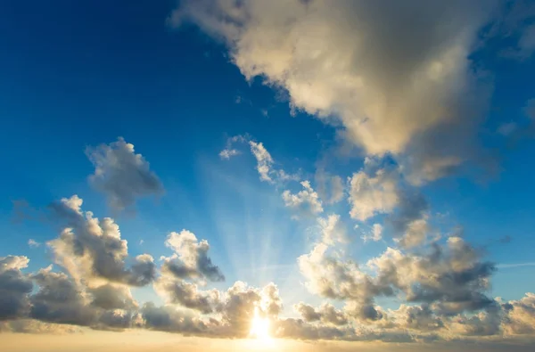 Puesta Sol Con Rayos Sol Cielo Con Nubes Sol —  Fotos de Stock