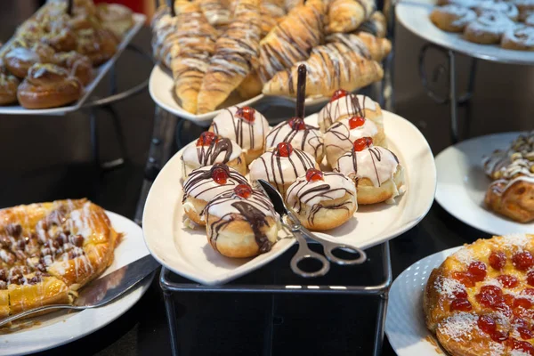 Variété Gâteaux Sucrés Cuits Sur Des Assiettes — Photo