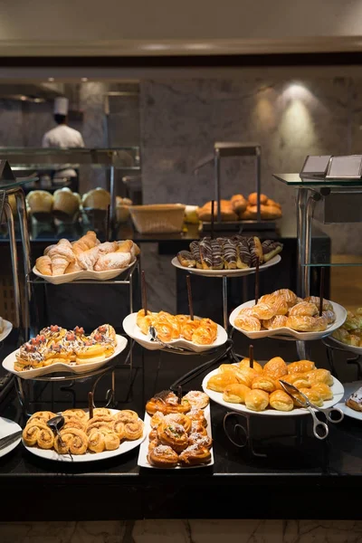 Vielfalt Süßen Kuchen Auf Tellern — Stockfoto