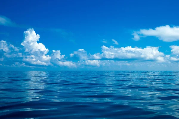Hermosas Nubes Blancas Cielo Azul Sobre Mar Tranquilo —  Fotos de Stock