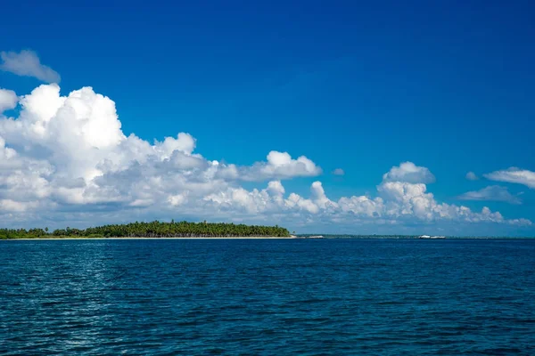 Schöne Weiße Wolken Blauen Himmel Über Ruhiger See — Stockfoto