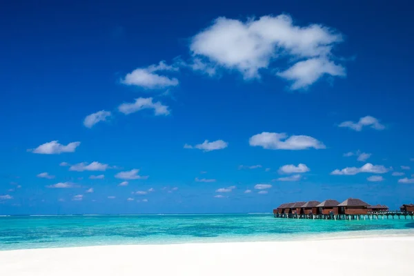 Hermosa Playa Con Bungalows Agua Maldivas — Foto de Stock