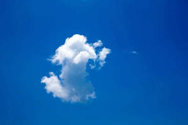 Cielo Azul Con Nubes Plumosas Primer Plano — Foto de Stock