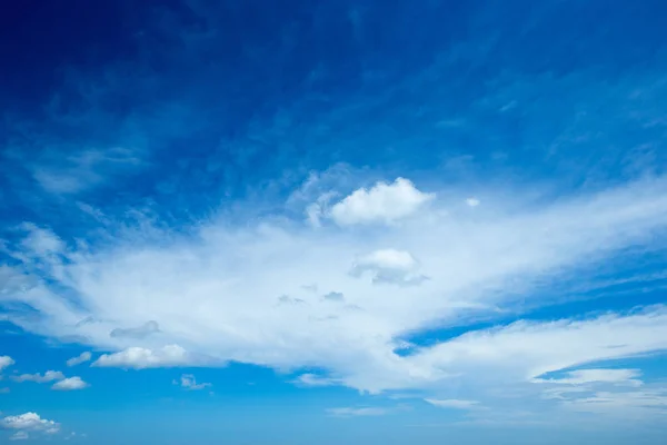 Mavi Gökyüzü Görünümü Ile Beyaz Bulutlar — Stok fotoğraf
