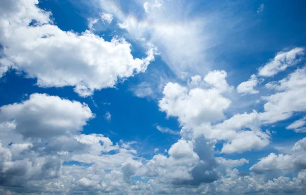 Cielo Azul Con Nubes Plumosas Primer Plano —  Fotos de Stock