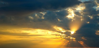 Ateşli turuncu günbatımı gökyüzü. Güzel gökyüzü.