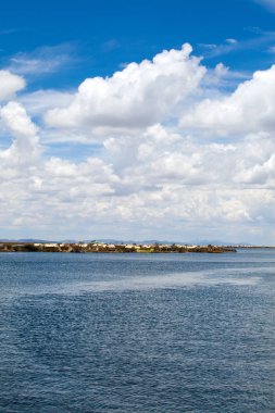 Totora tekneler yakınındaki: Puno, Peru Titicaca gölü