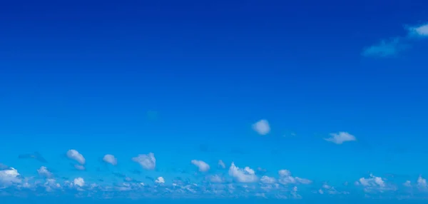 Cielo Azul Con Nubes Cúmulos Blancas —  Fotos de Stock