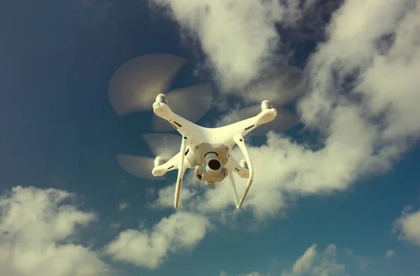 Drohne Fliegt Sonnigem Tag Über Dem Meer — Stockfoto