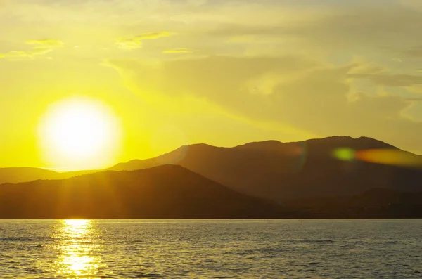 Hermosa Puesta Sol Sobre Las Tranquilas Olas Del Mar — Foto de Stock