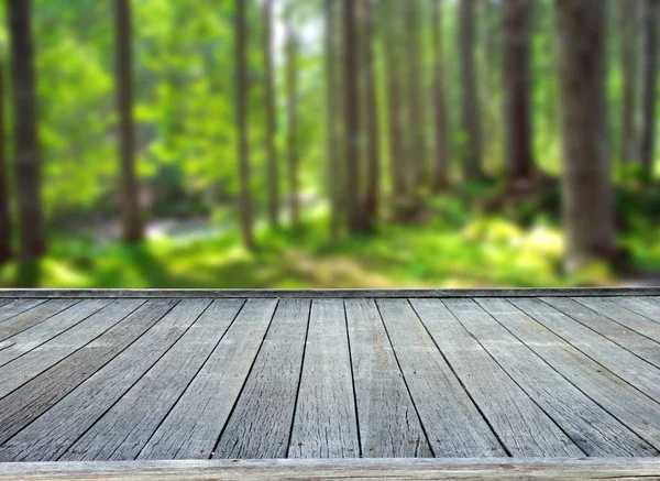 带森林背景的木质甲板桌 — 图库照片