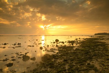 Renkli günbatımı okyanus üzerinde Maldivler