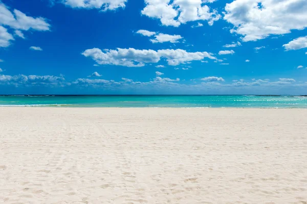 Vista Mare Dalla Spiaggia Tropicale Con Cielo Soleggiato — Foto Stock