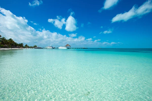 Uitzicht Zee Vanaf Tropisch Strand Met Zonnige Lucht — Stockfoto