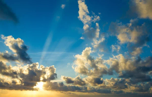 Coucher Soleil Avec Les Rayons Soleil Ciel Avec Les Nuages — Photo