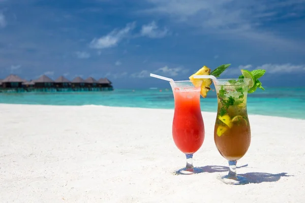 Cocktail Met Vervagen Strand Achtergrond — Stockfoto