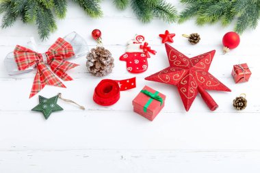 Noel arkaplanı dekorasyon ve hediye kutuları tahtanın üzerinde.