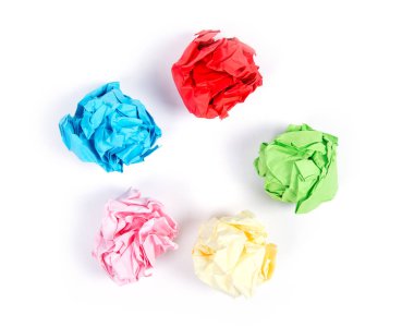 Buruşmuş kağıt top beyaz arkaplanda izole