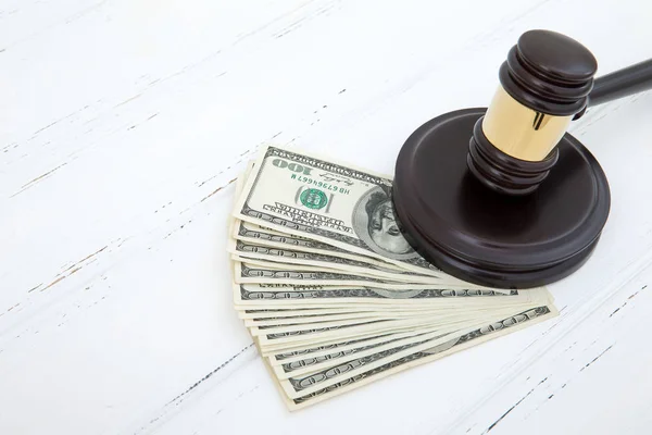 Σφυρί Δικαστή Και Χρήματα Για Καφέ Ξύλινο Τραπέζι Έννοια — Φωτογραφία Αρχείου