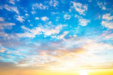 Küçük bulutlu mavi gökyüzü arkaplanı