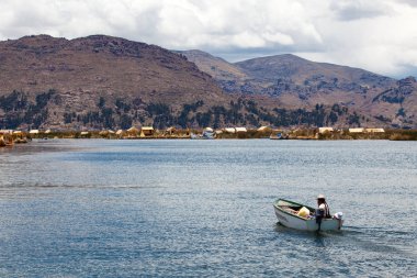 Puno, Peru yakınlarındaki Titicaca gölündeki Totora teknesi.