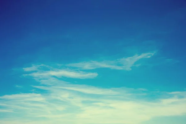 Céu Azul Com Nuvens Brancas — Fotografia de Stock