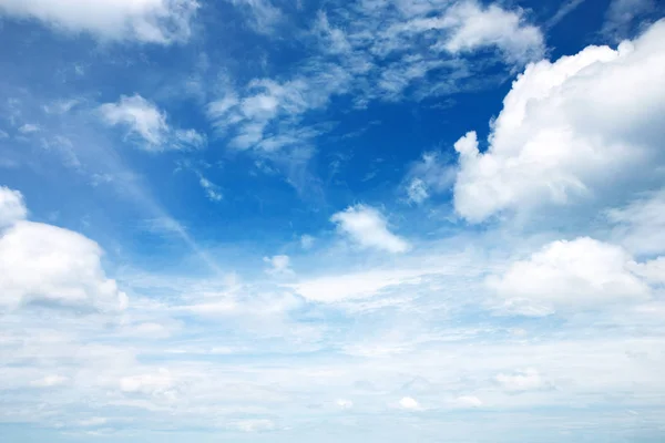 Blauwe Lucht Achtergrond Met Kleine Wolken — Stockfoto