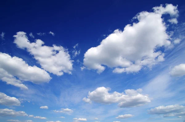 Голубое Небо Облаками Вблизи — стоковое фото