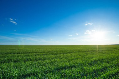 Arka planda beyaz bulutlar olan güzel mavi gökyüzü