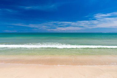 temiz deniz ve Maldivler mavi gökyüzü ile tropikal plaj