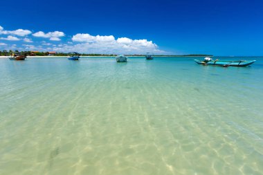 temiz deniz ve Maldivler mavi gökyüzü ile tropikal plaj