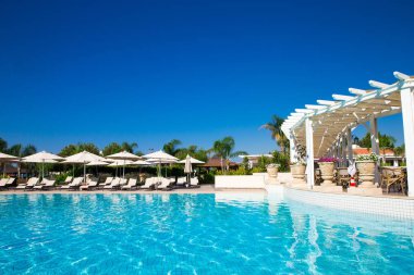 güzel mavi havuzu yaz bahçesinde