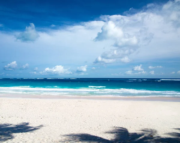 马尔代夫的热带海滩和碧海蓝天 — 图库照片