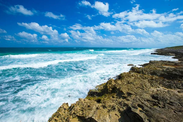 Spiaggia Tropicale Con Mare Pulito Cielo Blu Alle Maldive — Foto Stock