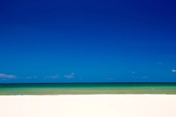 Τροπική Παραλία Πεντακάθαρη Θάλασσα Και Καταγάλανο Ουρανό Για Μαλδίβες — Φωτογραφία Αρχείου