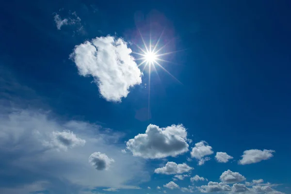 Bel Cielo Blu Con Nuvole Bianche Sfondo — Foto Stock