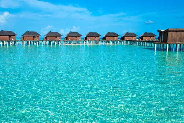 Praia Tropical Com Mar Limpo Céu Azul Nas Maldivas — Fotografia de Stock