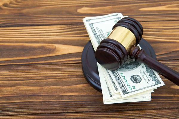 Yargıç Tokmak Kahverengi Ahşap Masa Kavramı Üzerinde Para — Stok fotoğraf