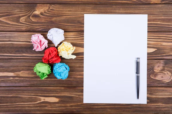 Folha Branco Papel Caneta Mesa Escritório Madeira Brilhante — Fotografia de Stock