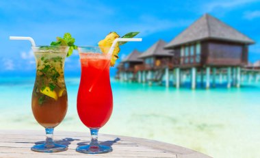 arka plan bulanık sahilde kokteyl