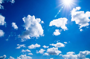 Arka planda beyaz bulutlar olan güzel mavi gökyüzü