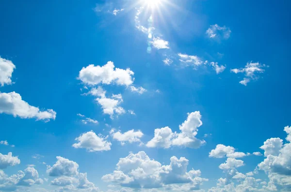 Céu Azul Bonito Com Nuvens Brancas Para Fundo — Fotografia de Stock