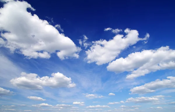 Vacker Blå Himmel Med Vita Moln För Bakgrund — Stockfoto