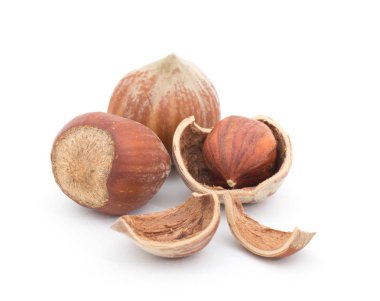 Fındıklar beyaz arkaplanda izole