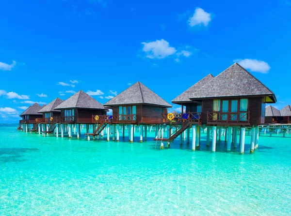 Row Bungalows Clean Water Azure Sky Clouds — Stock Photo, Image