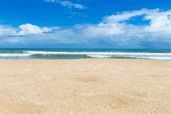 Dalgalı Deniz Mavi Gökyüzü Ile Tropikal Plaj — Stok fotoğraf